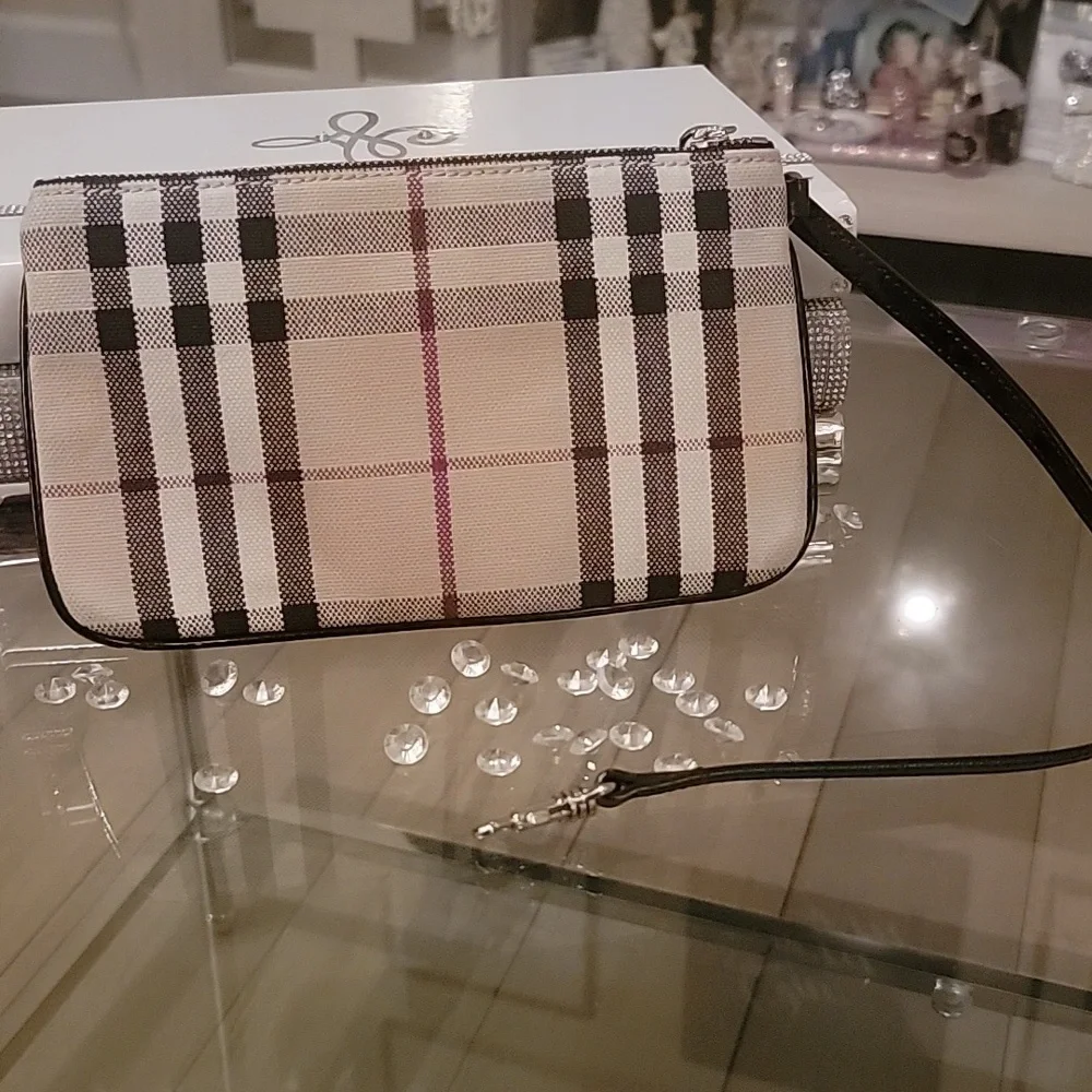 Burberry Wristlet Clutch. Burberry Plaid W/ Black Trim. Gorgous! BN. - Picture 2 of 8